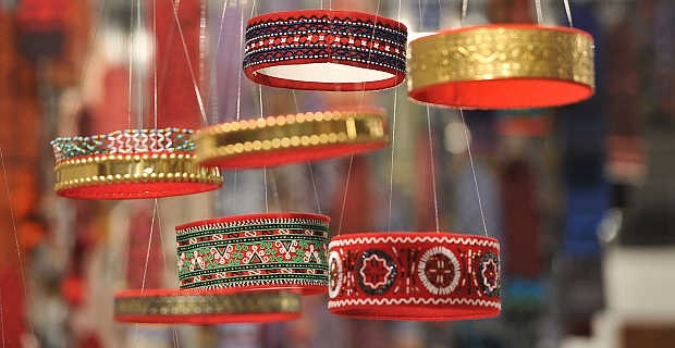 Traditionelle Ornamente auf lettischen Schmuckarmreifen